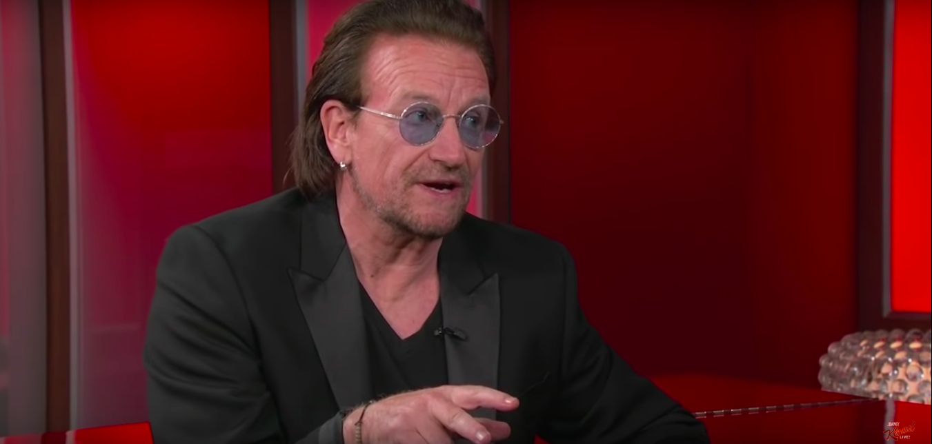 Bono Vox no programa do Jimmy Kimmel para contar sobre a campanha (Foto: Reprodução)