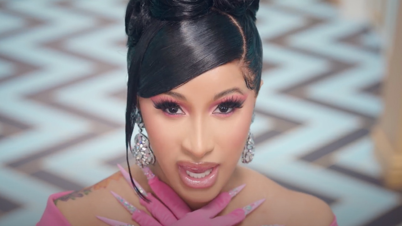 Cardi B no clipe de "WAP" (Foto: Reprodução)