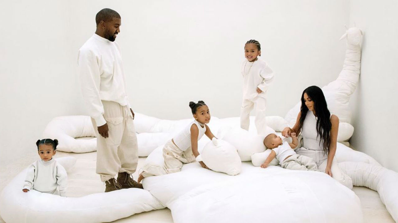 Da esquerda para direita Chicago, Kanye, North, Saint, Psalm, Kim (Foto: Jackie Nickerson / Reprodução / Instagram / Archdigest)