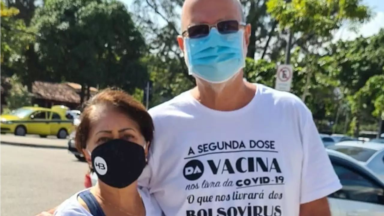 Luiz Carlos e Dirlene Barros de Oliveira com camiseta contra Bolsonaro (Foto: Arquivo Pessoal/Reprodução/Twitter)