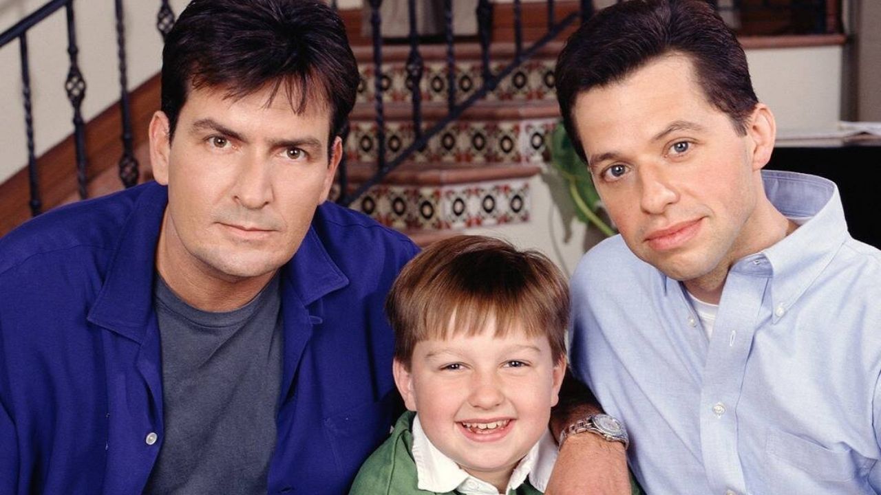 Charlie Sheen, Jon Cryer e Angus T. Jones em Two and a Half Men (Foto: Reprodução /Twitter)