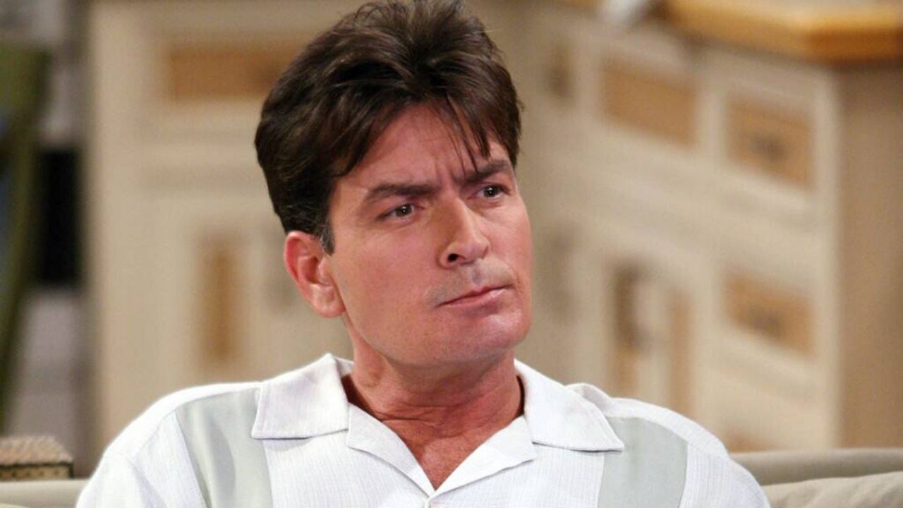 Charlie Sheen em Two and a Half Men (Foto: Reprodução/Warner Bros)