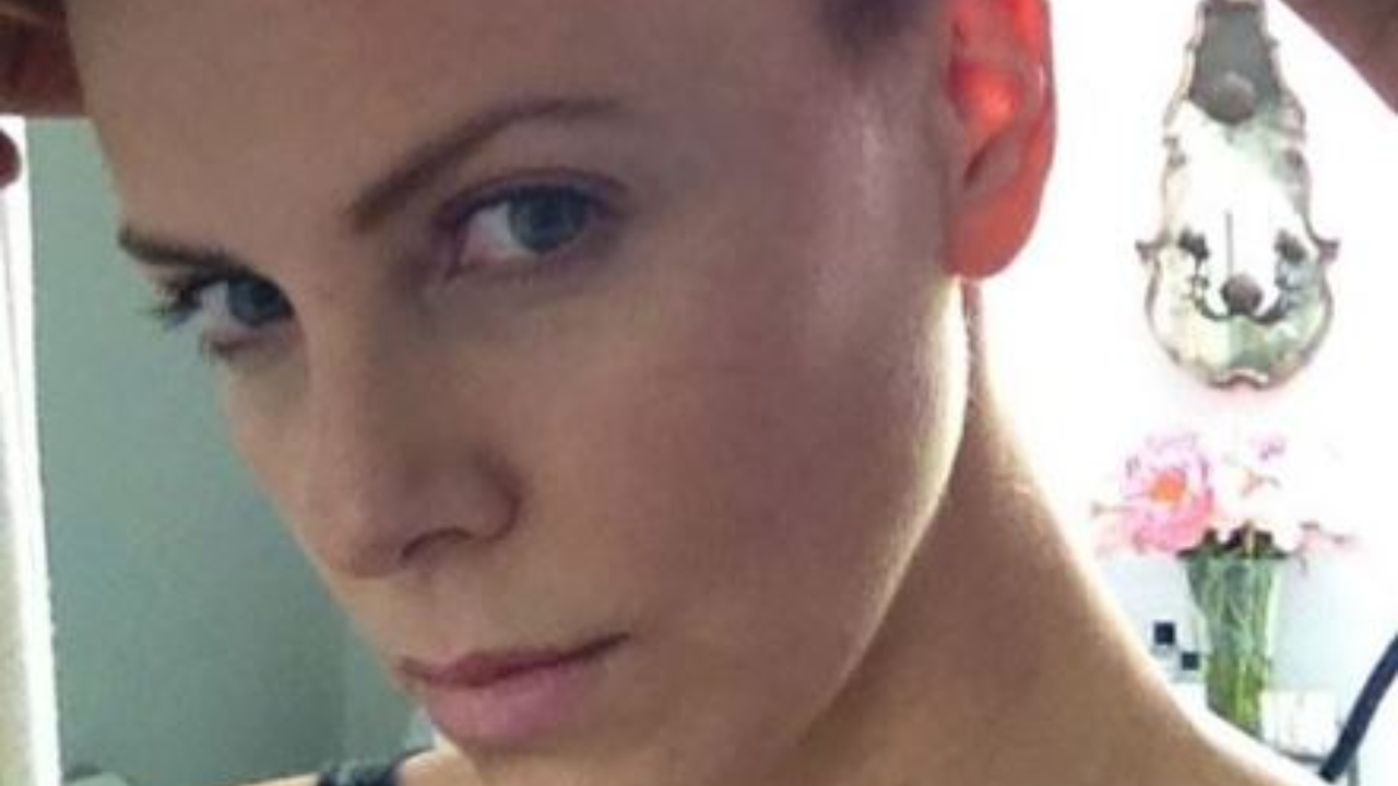 Charlize Theron cortando o cabelo (Foto: Instagram / Reprodução)