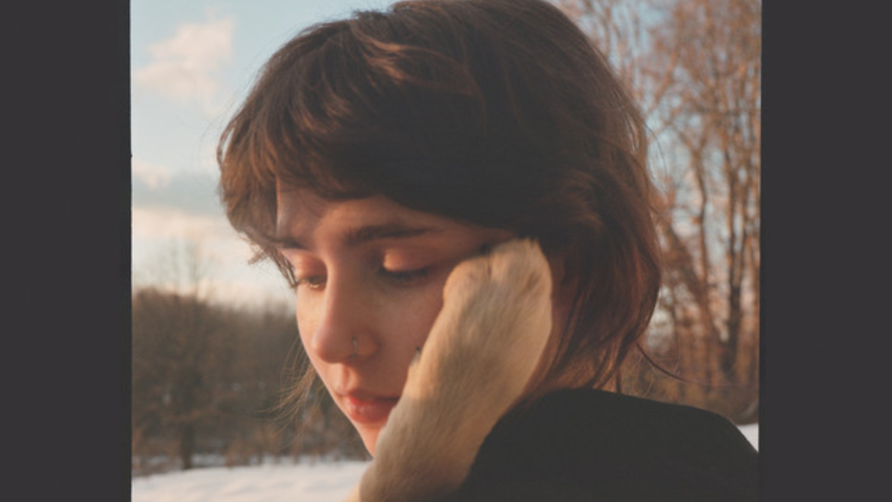 Clairo revive elementos dos anos 1970 para o doce e delicado