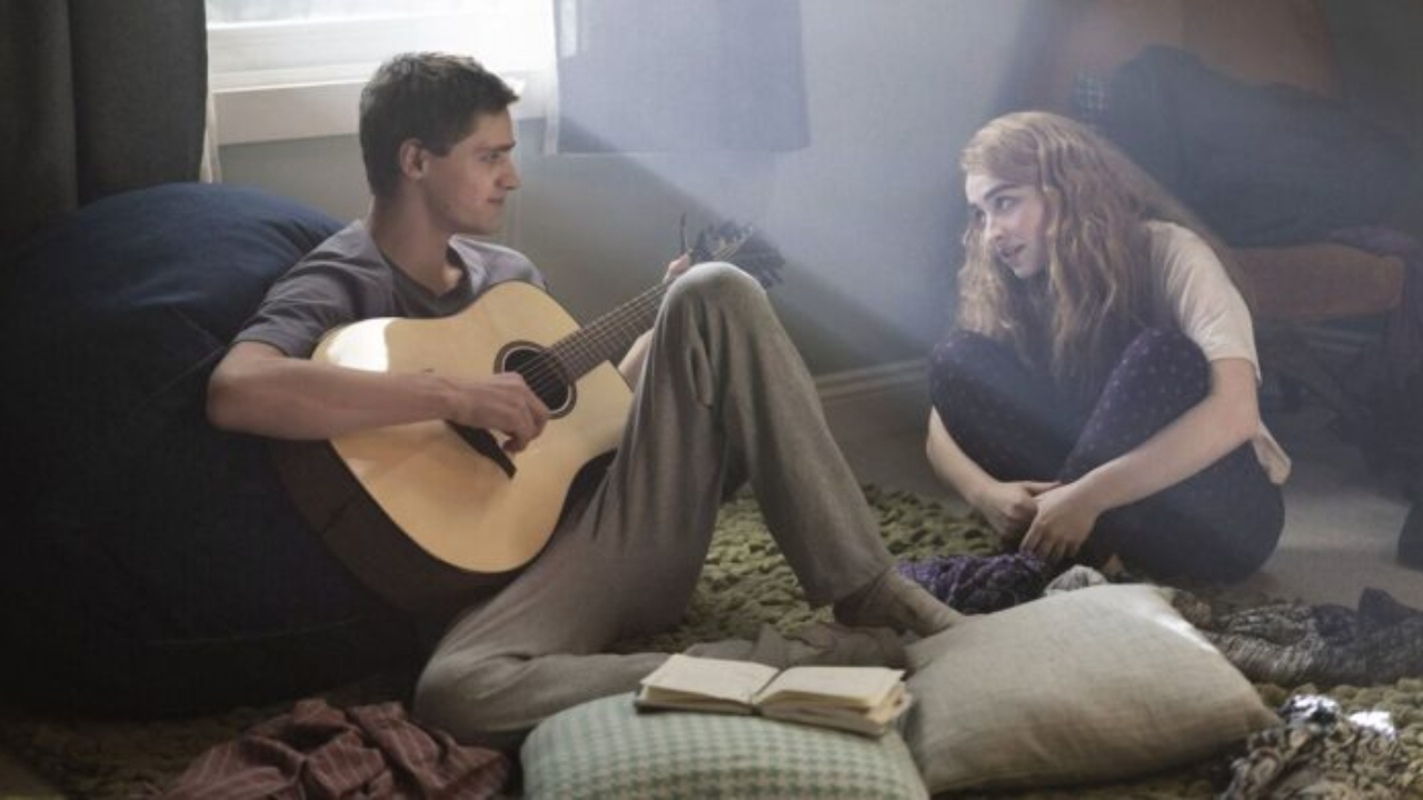 Fin Argus e Sabrina Carpenter em Clouds (Foto: Reprodução/Disney+)