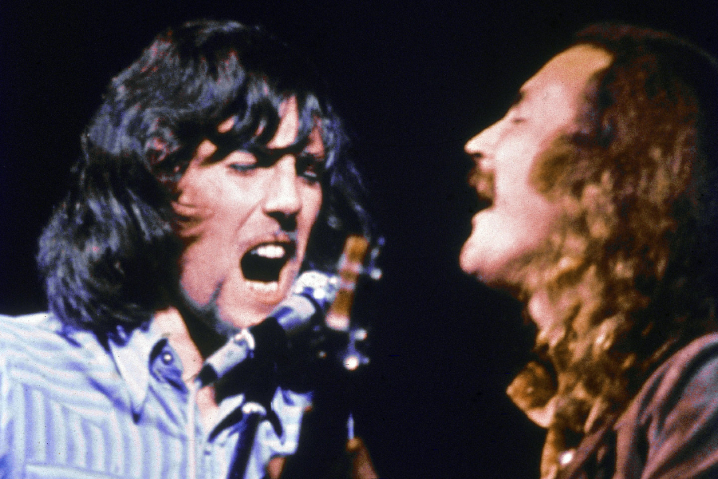 Graham Nash(esq) e Davis Crosby do grupo CSNY no palco do Woodstock em Bethel, Nova York, 17 de agosto de 1969 (Foto: Getty images)