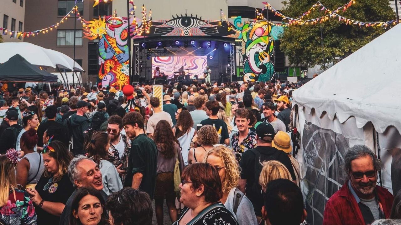 Nova Zelândia realiza festival de rua para 120 mil pessoas - sem restrições