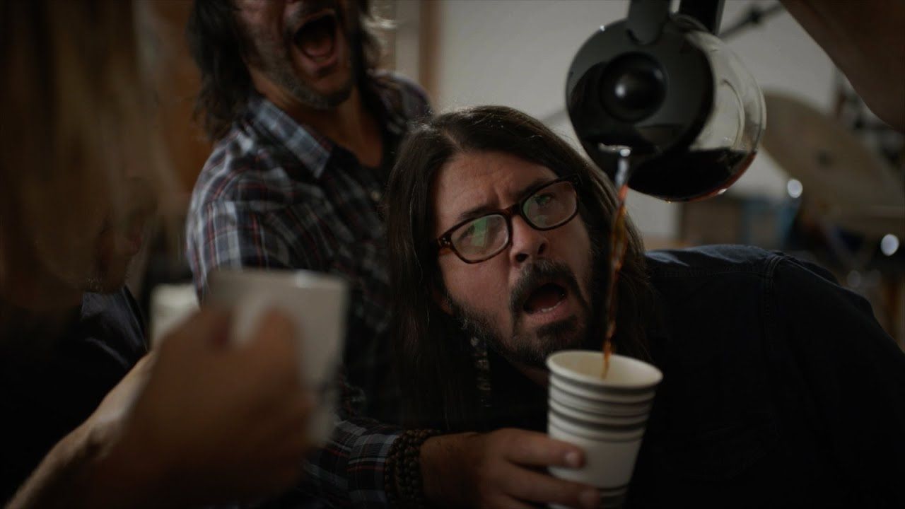 Dave Grohl teve overdose de café e virou meme - mas finalmente encontrou a cura