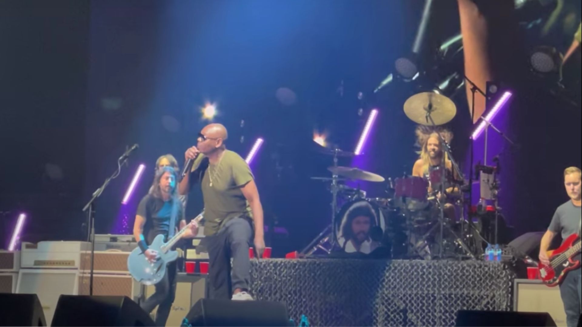 Dave Chappelle com Foo Fighters em 2021 (Foto: Reprodução / Youtube)