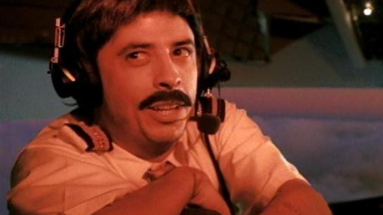 Dave Grohl no clipe de "Learn To Fly" (Foto: YouTube / Reprodução)