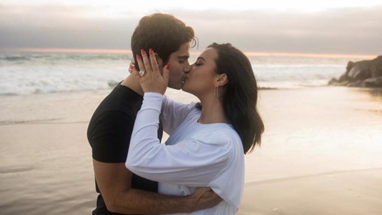 Demi Lovato e Max Ehrich em praia