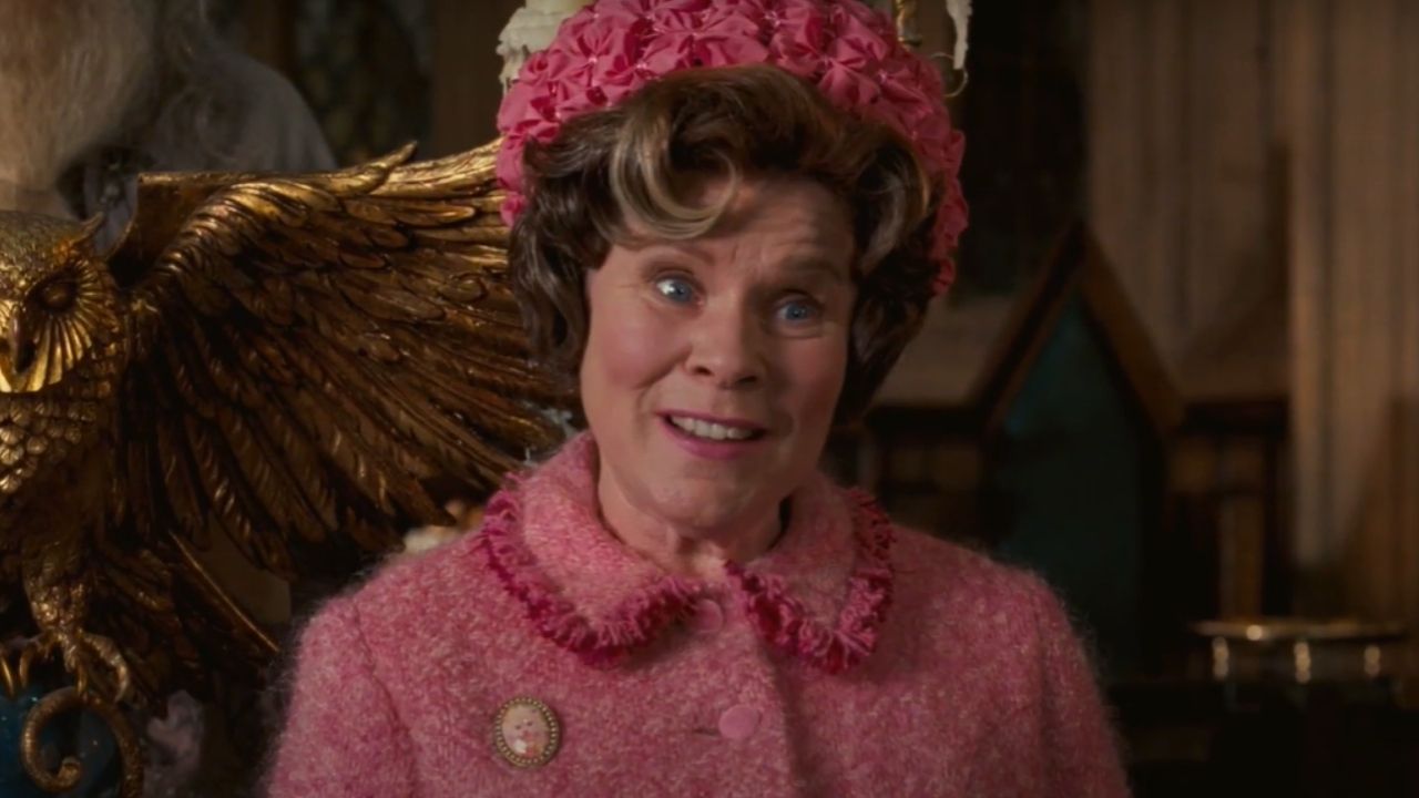 Imelda Staunton como Dolores Umbridge (Foto: Reprodução/Youtube)