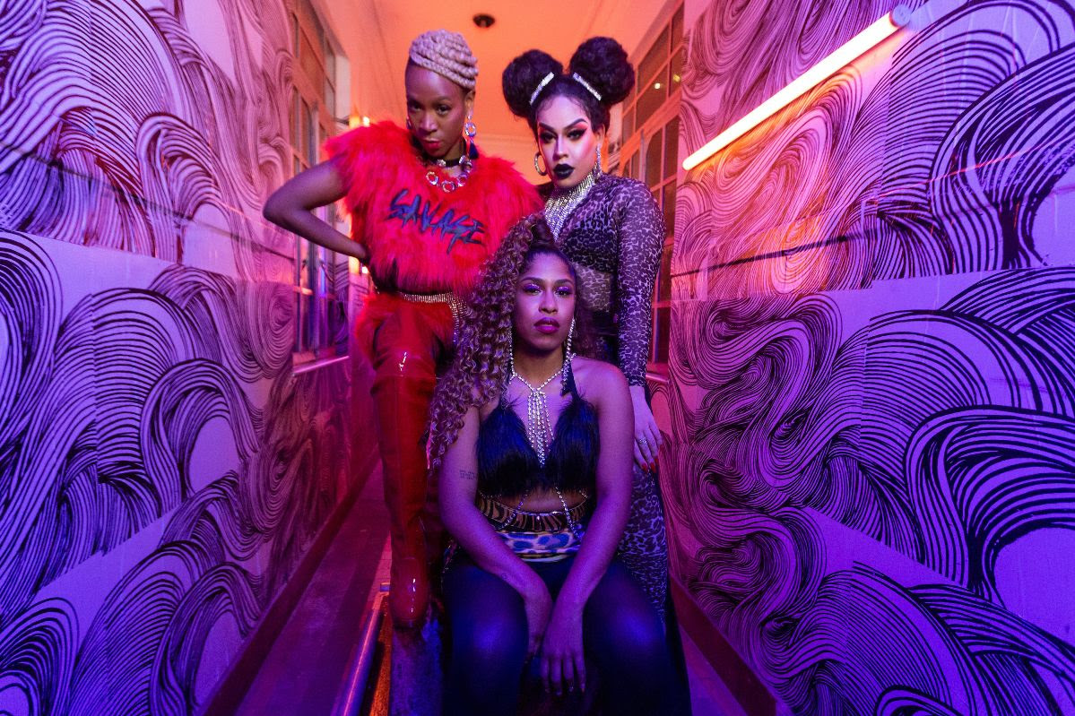 Drik Barbosa (no meio) é acompanhada por Karol Conká (à esq.) e Gloria Groove (Foto: Victor Balde)