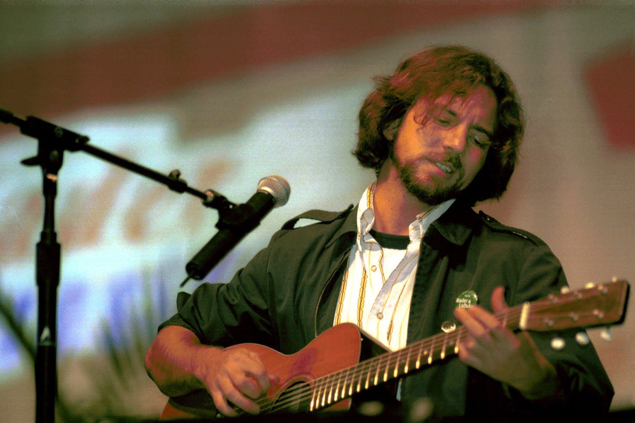 Eddie Vedder, em ação, em 2000 (Foto: AP Photo/Matt Anderson)