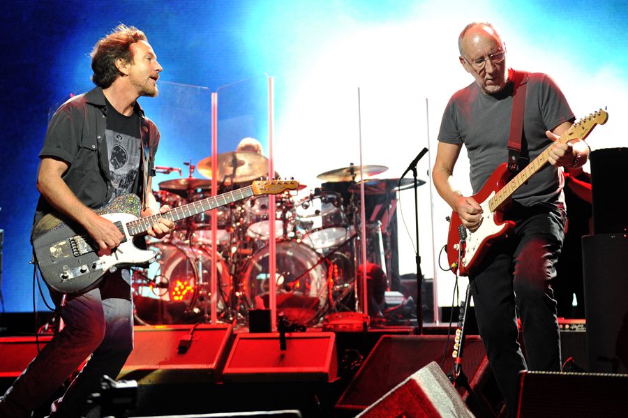 Pete Townshend e Eddie Vedder no "An Evening Celebrating The Who with Pete Townshend and Eddie Vedder" (Foto: Rob Grabowski/Invision/AP)