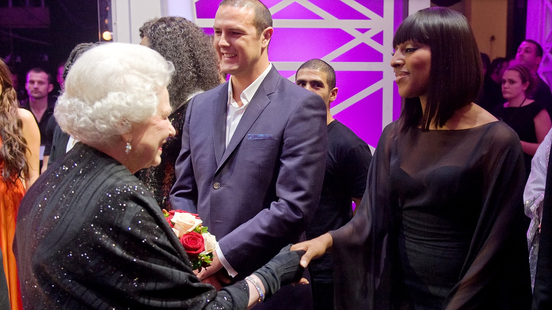 Elizabeth II e Alexandra Burke 