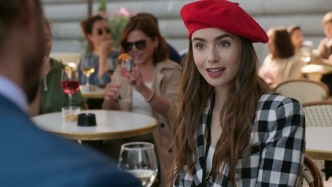 Lily Collins em cena de Emily In Paris