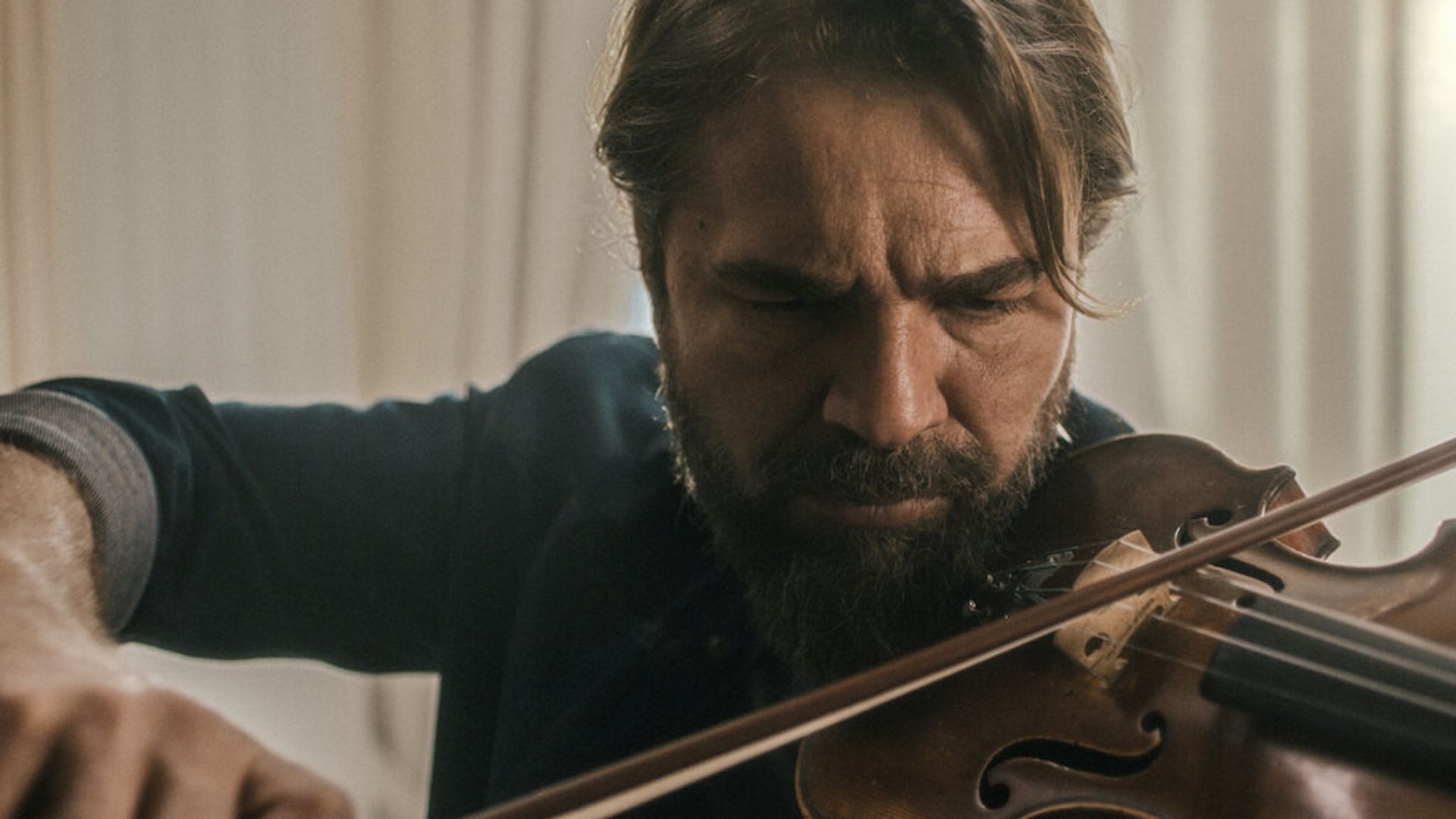 Engin Altan Düzyatan em O Violino do Meu Pai (Foto: Divulgação / Netflix)
