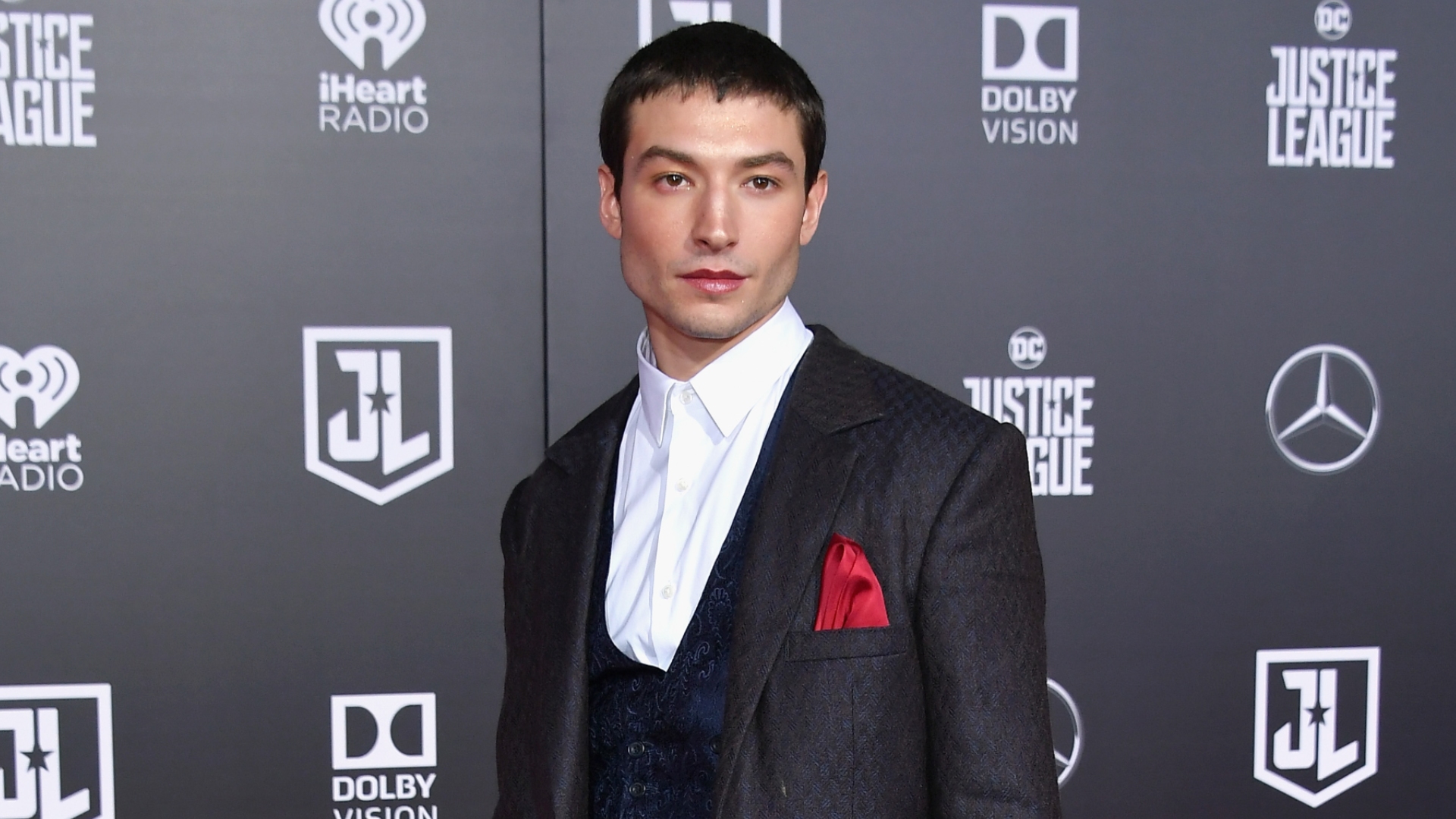 Ezra Miller em tapete vermelho da DC Comics (Foto: Getty Images)