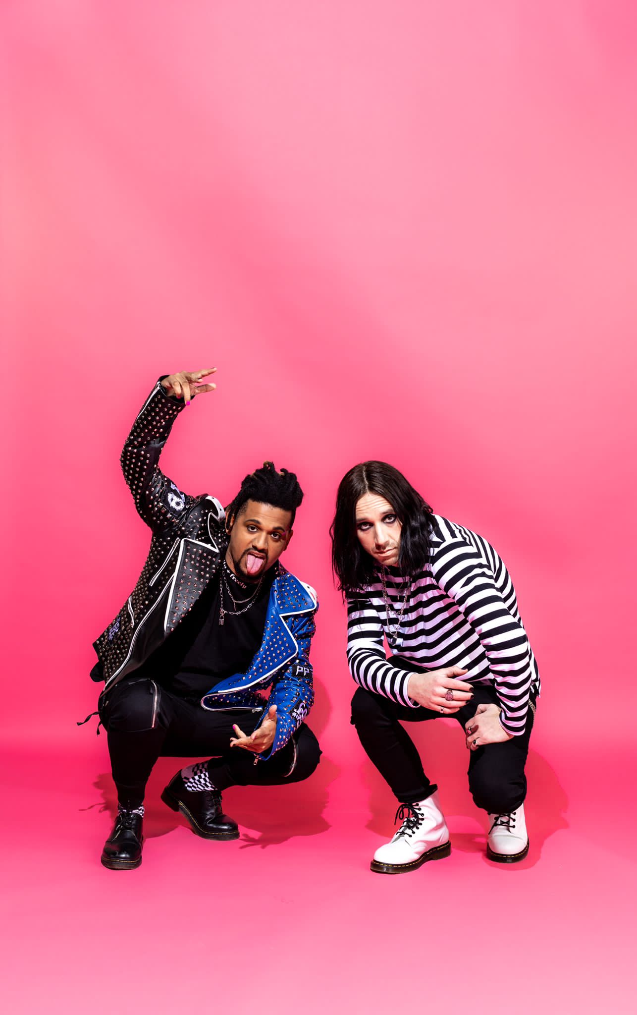 Ben Pierce (à direita), vocalista no NLM; à esquerda, o brasileiro Moah (Divulgação)