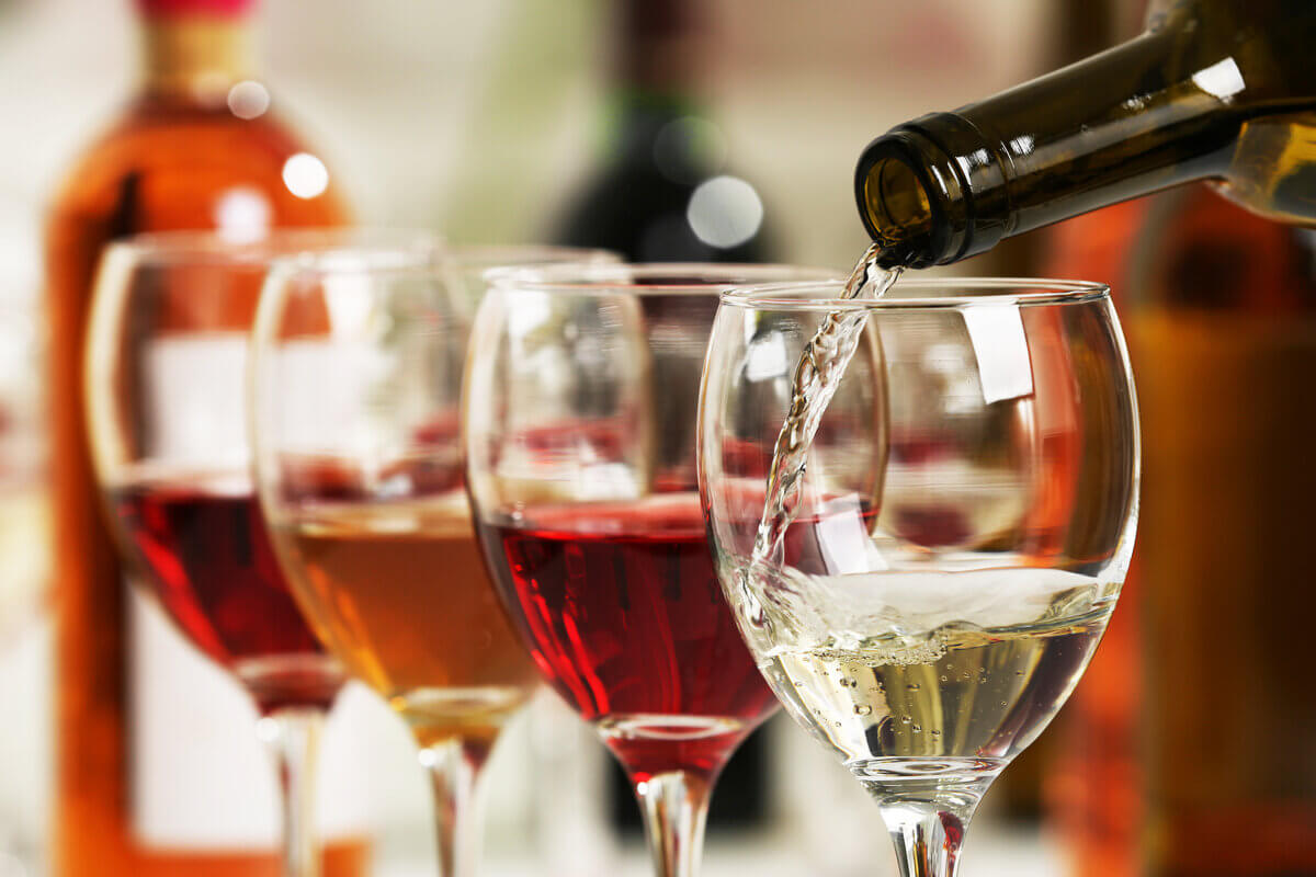Escolher o tipo de vinho ideal para cada refeição ajuda a harmonizar os sabores (Imagem: Shutterstock)