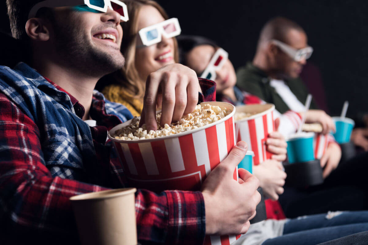 Cinemas terão filmes de alto orçamento em 2023 para assistir com amigos e família. (Imagem: LightField Studios | ShutterStock)