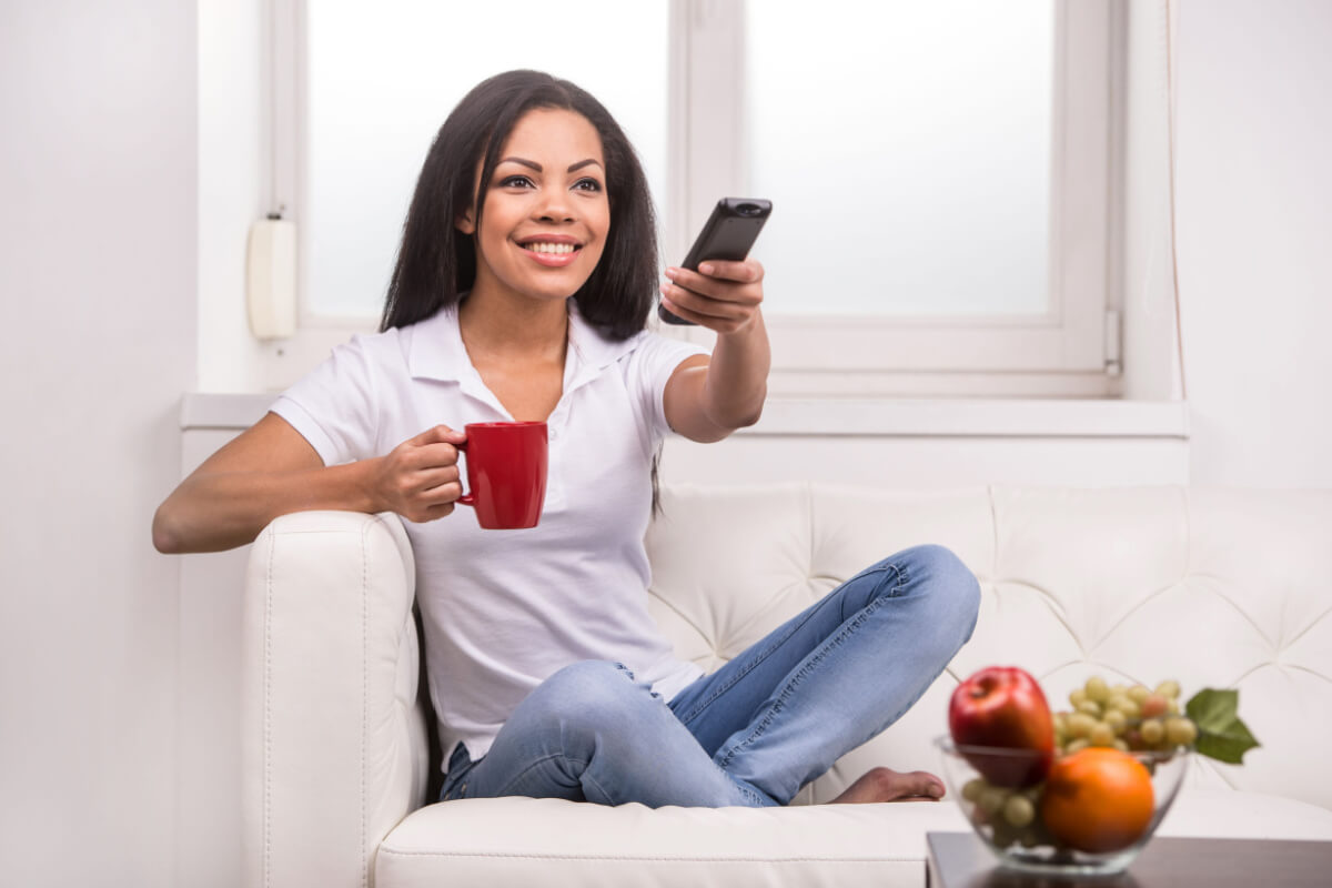 Assistir a filmes é uma boa forma de absorver conhecimento (Imagem: BlueSkyImage | ShutterStock)