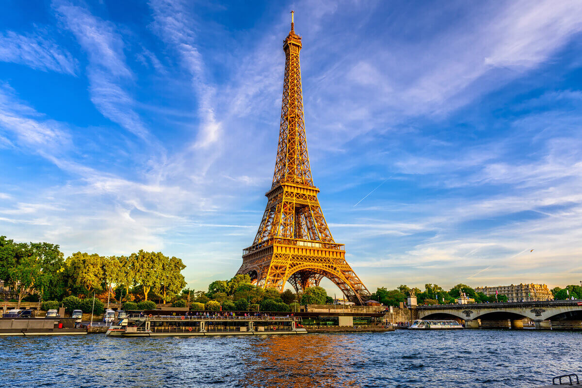 Série 'Emily em Paris' inspira turistas a conhecerem a França (Imagem: Shutterstock)