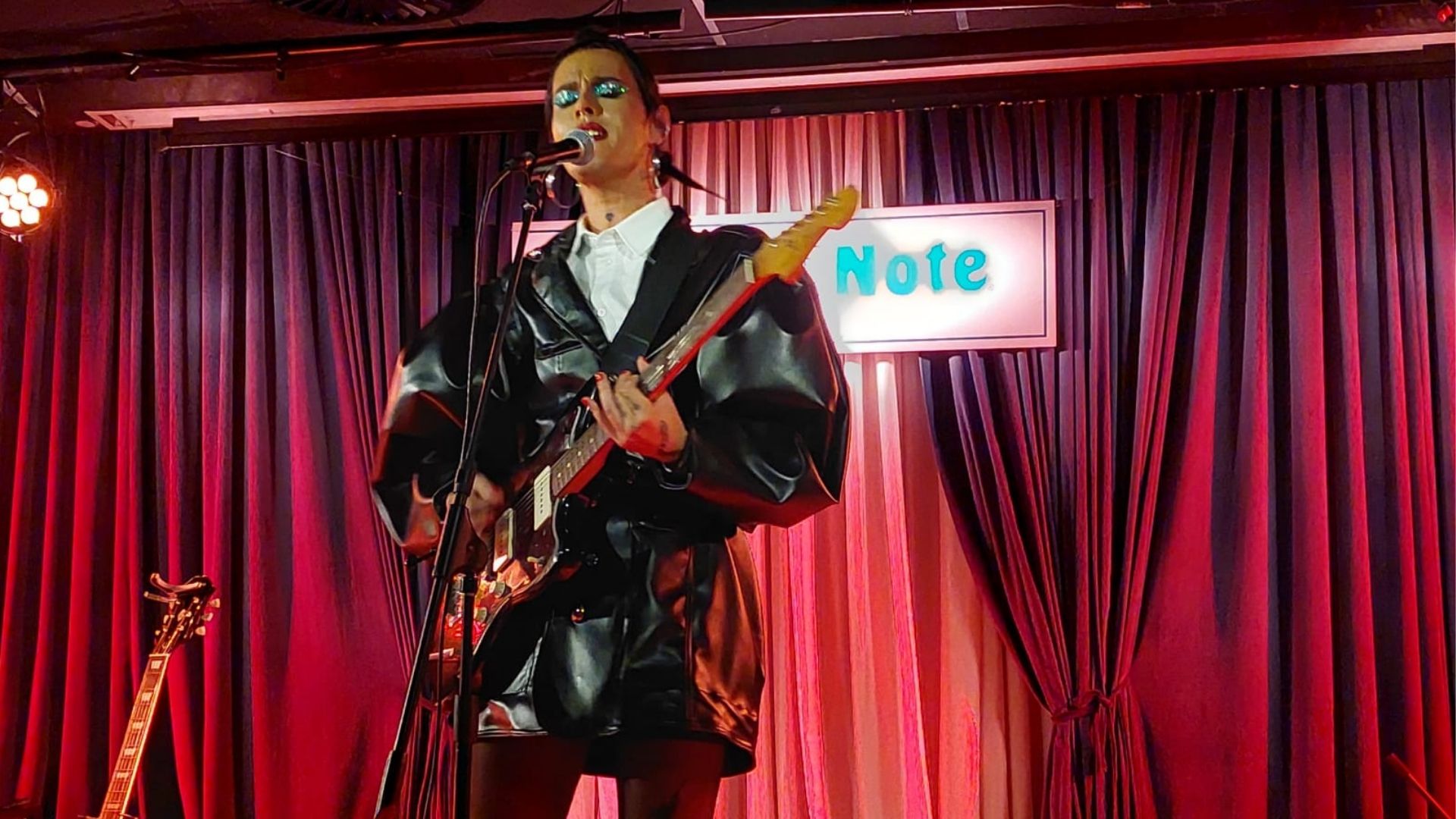 Filipe Catto em show pela Rolling Stone Sessions (Foto: Dimitrius Vlahos)