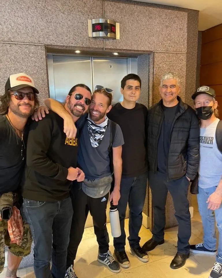 Foo Fighters e o intérprete Lucas Ovelar (centro) (Reprodução/Acervo pessoal)