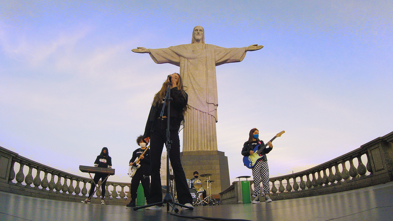 Banda com músicos mirins tocou clássico de Rita Lee aos pés do monumento