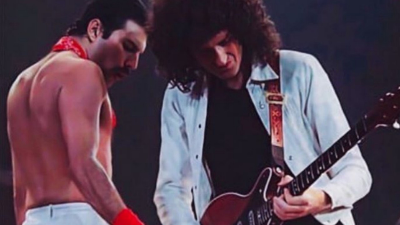 Brian May se emociona ao relembrar a morte de Freddie Mercury: "Feito no paraíso"