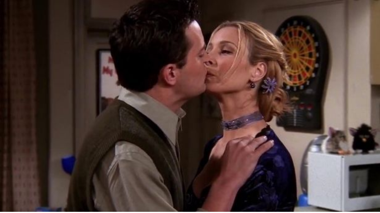 Friends-cena-Phoebe-e-Chandler-flertam-foto-reprodução-NBC