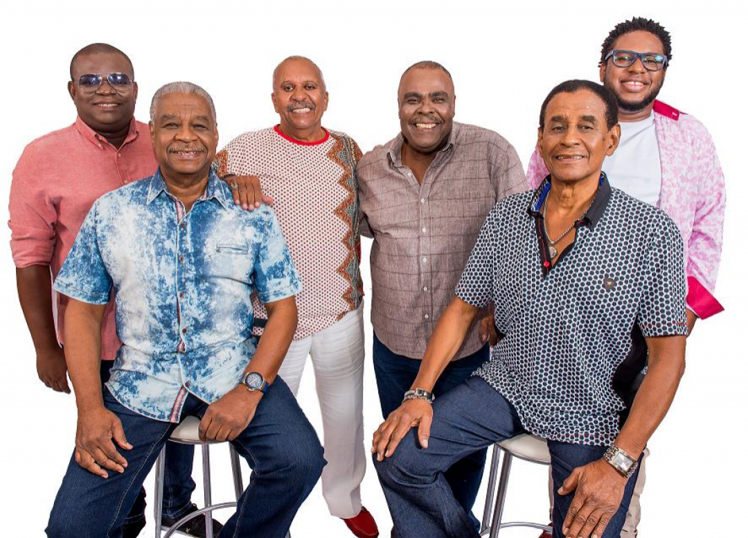 Ubirany está sentado à esquerda na foto