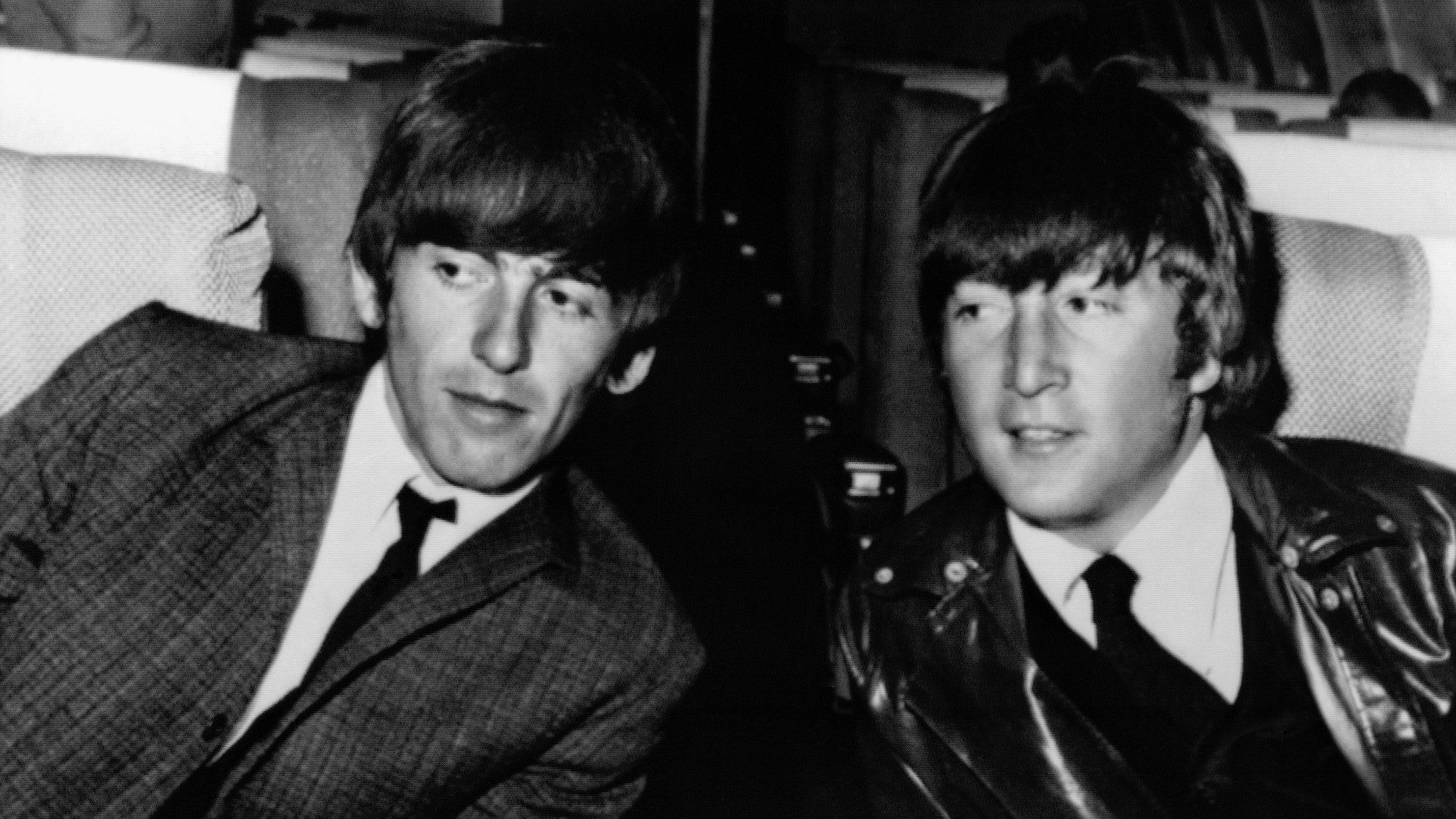 George Harrison e John Lennon (Foto:AP Photo/Arquivo)