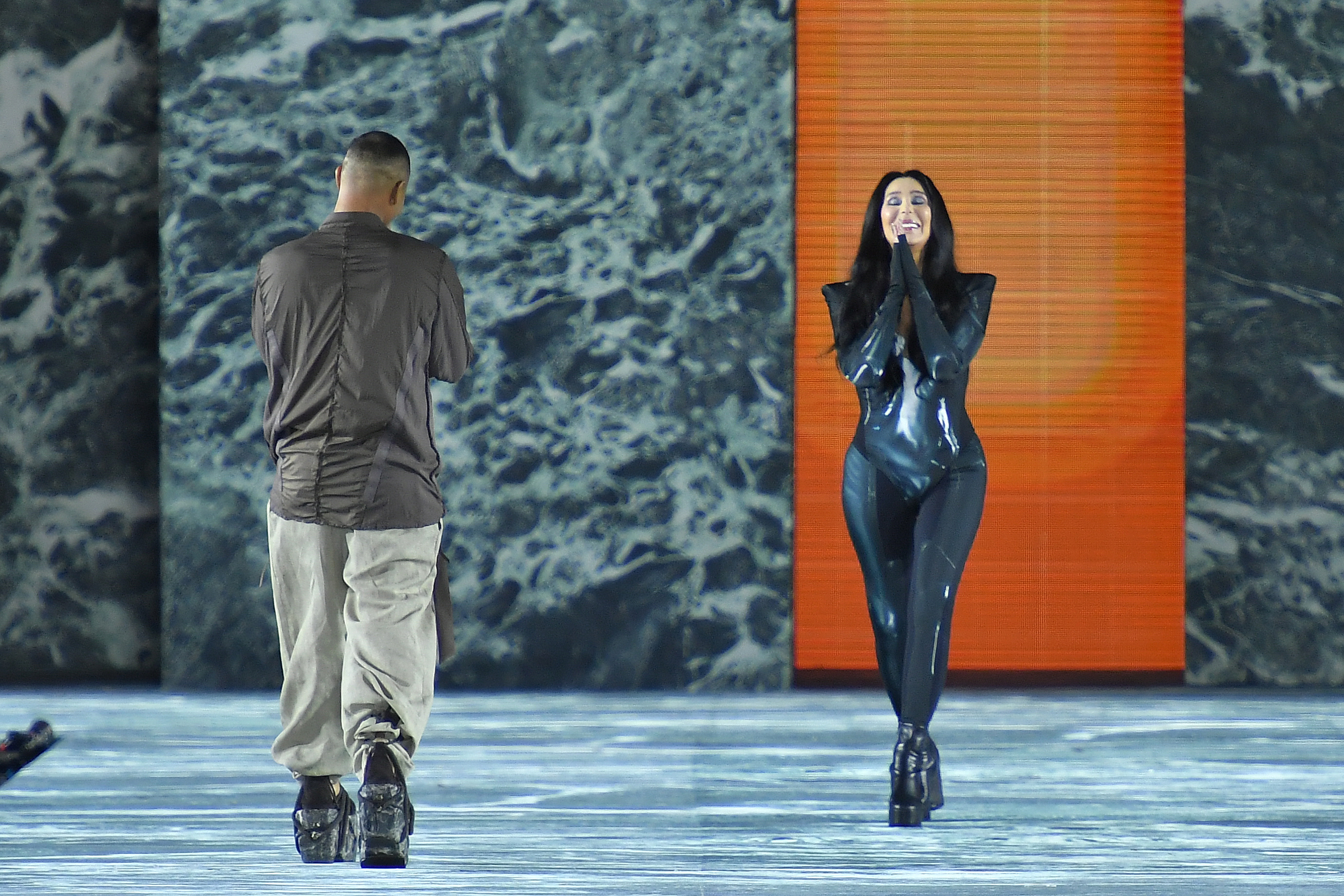 Cher durante o desfile da Balman em Paris (Foto: Dominique Charriau / Getty Images)
