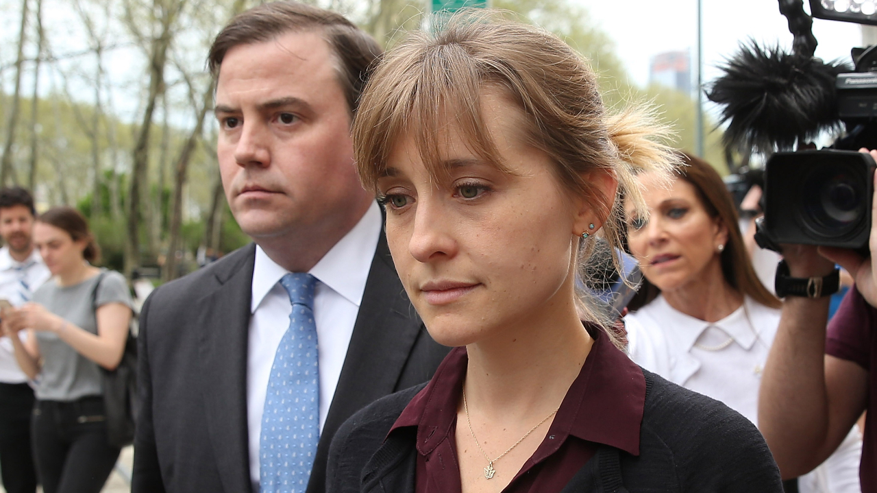 Allison Mack deixa o julgamento por tráfico sexual (foto: reprodução/ Getty Images - Jemal Countess)