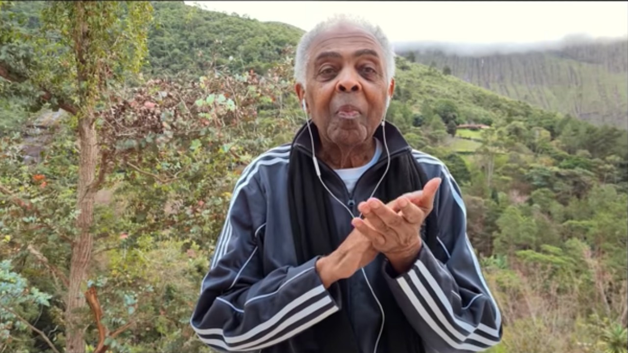 Gilberto Fil no clipe de "Andar Com Fé" (Foto: Reprodução / YouTube)