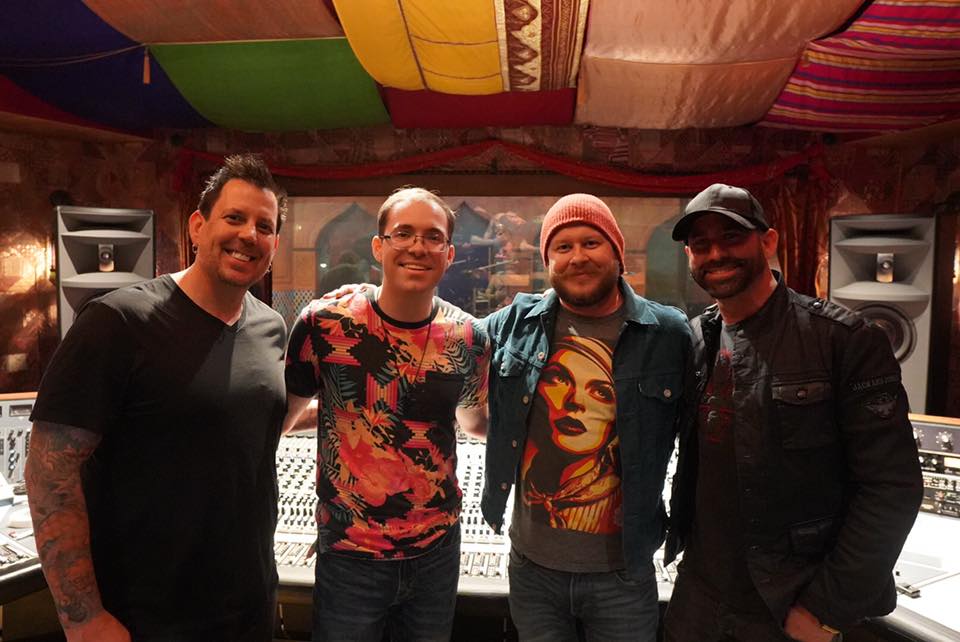 A banda Grey Daze e Jaime Bennington, o segundo da esquerda para a direita (Foto:Reprodução/Facebook)