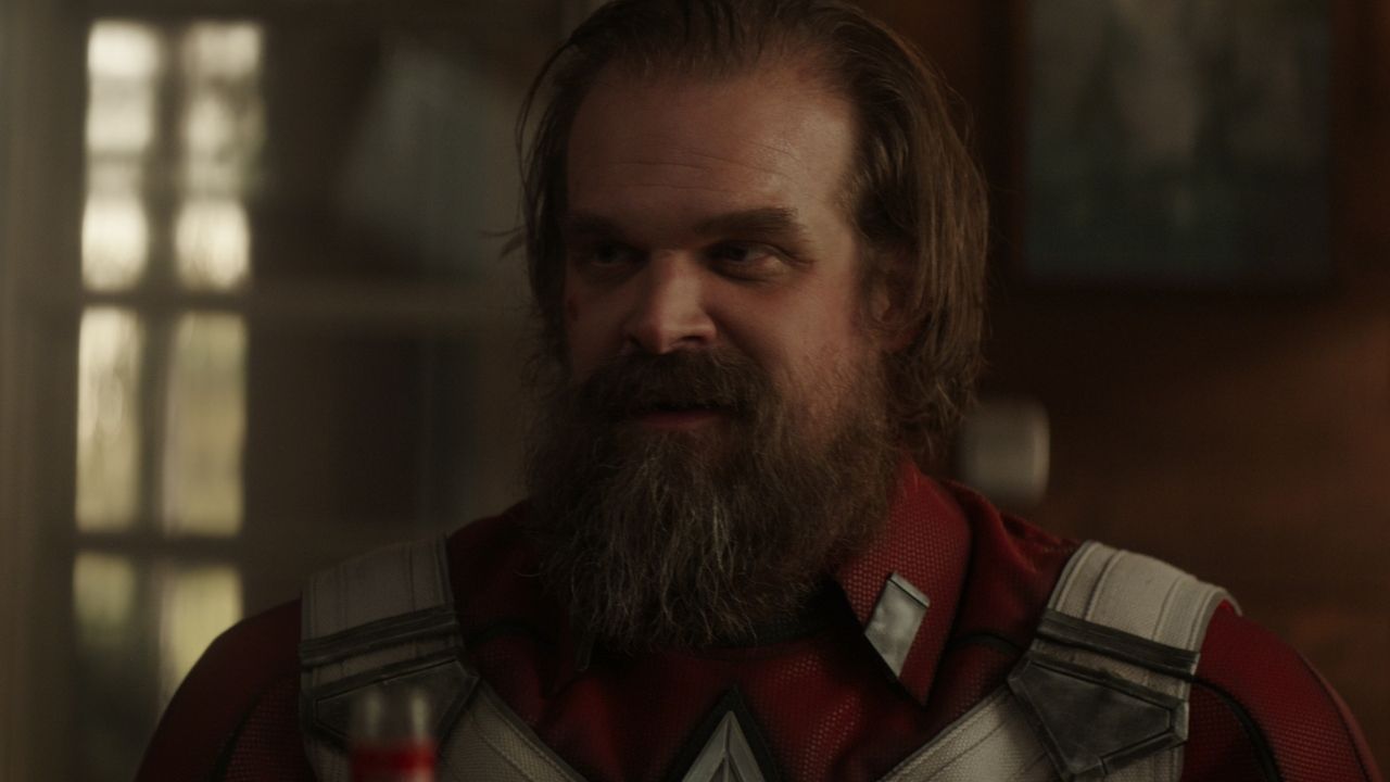 alexei com uniforme do guardião vermelho sorrindo em cena de viúva negra