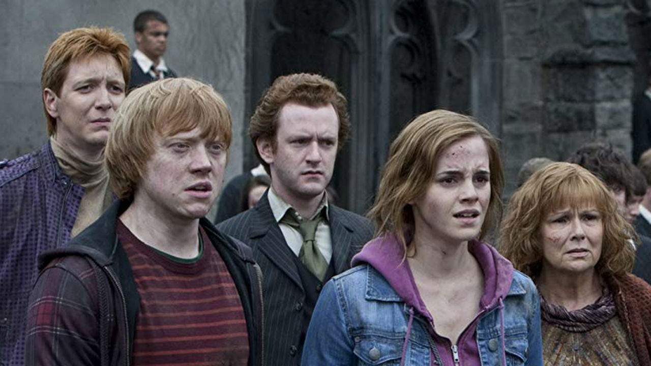Oliver Phelps, Rupert Grint, Chris Rankin, Emma Watson e Julie Walters em Harry Potter e As Relíquias da Morte Parte 2 (Reprodução)