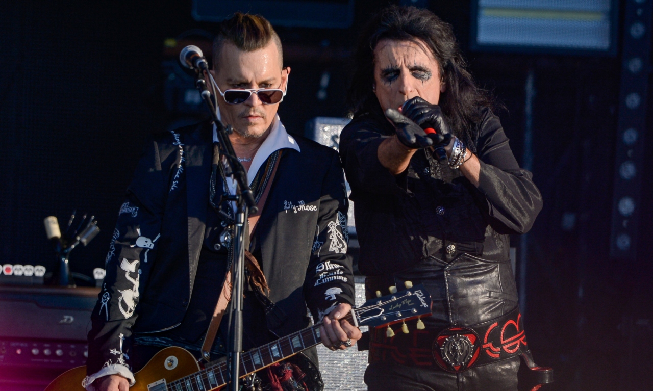 Johnny Depp e Alice Cooper, em ação com o The Hollywood Vampires (Foto: Julien Reynaud/Sipa USA/ Via AP Images)