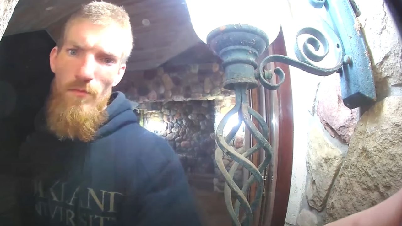 Imagens da câmera de segurança mostram Matthew Hughes na entrada da casa de Eminem (Foto: Reprodução/Youtube)