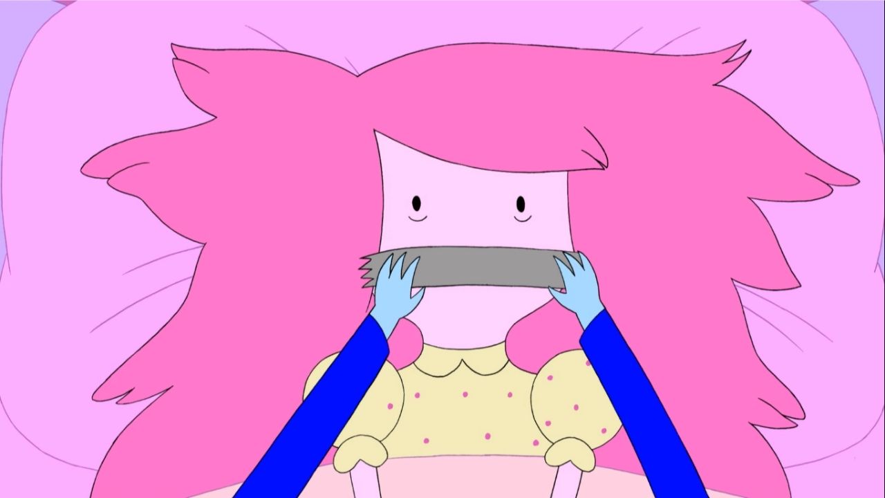 Princesa Jujuba com fita cobrindo a boca.