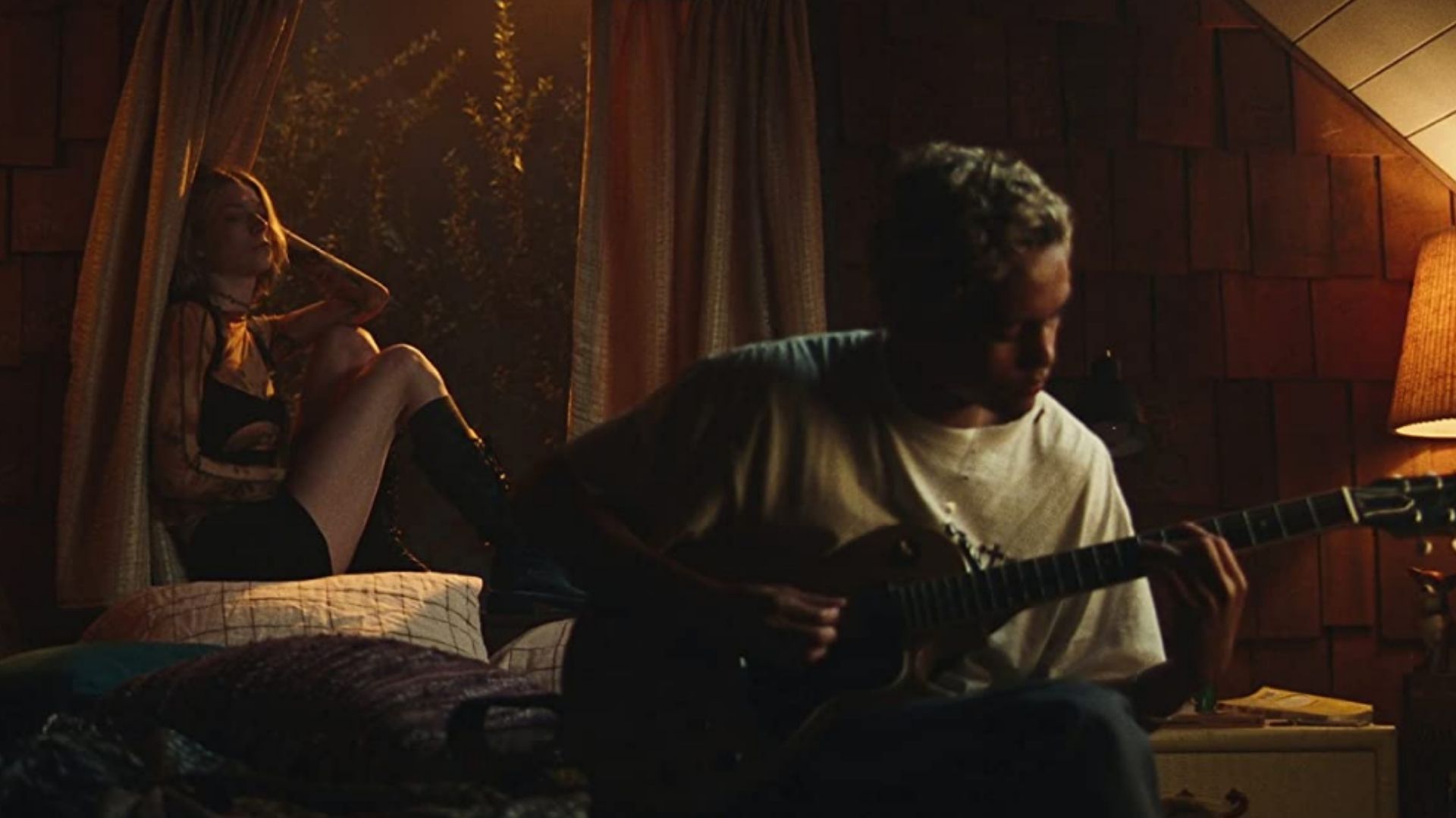 Hunter Schafer e Dominic FIke em Euphoria (Foto: Reprodução / A24 / HBO / 8FLiX)