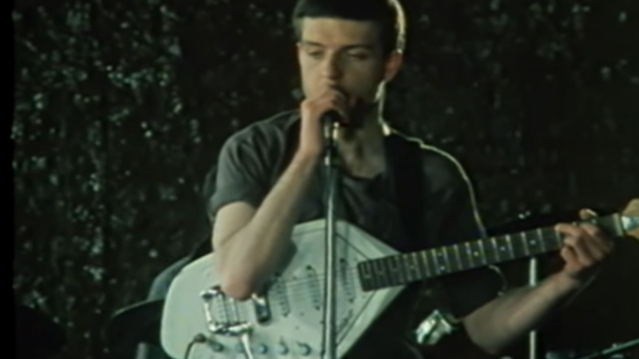 Ian Curtis no clipe de “Love Will Tear Us Apart” (Foto: Reprodução/Youtube)