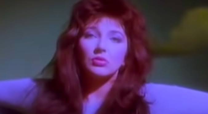 Cena de "Running Up That Hill", de Kate Bush (Reprodução)