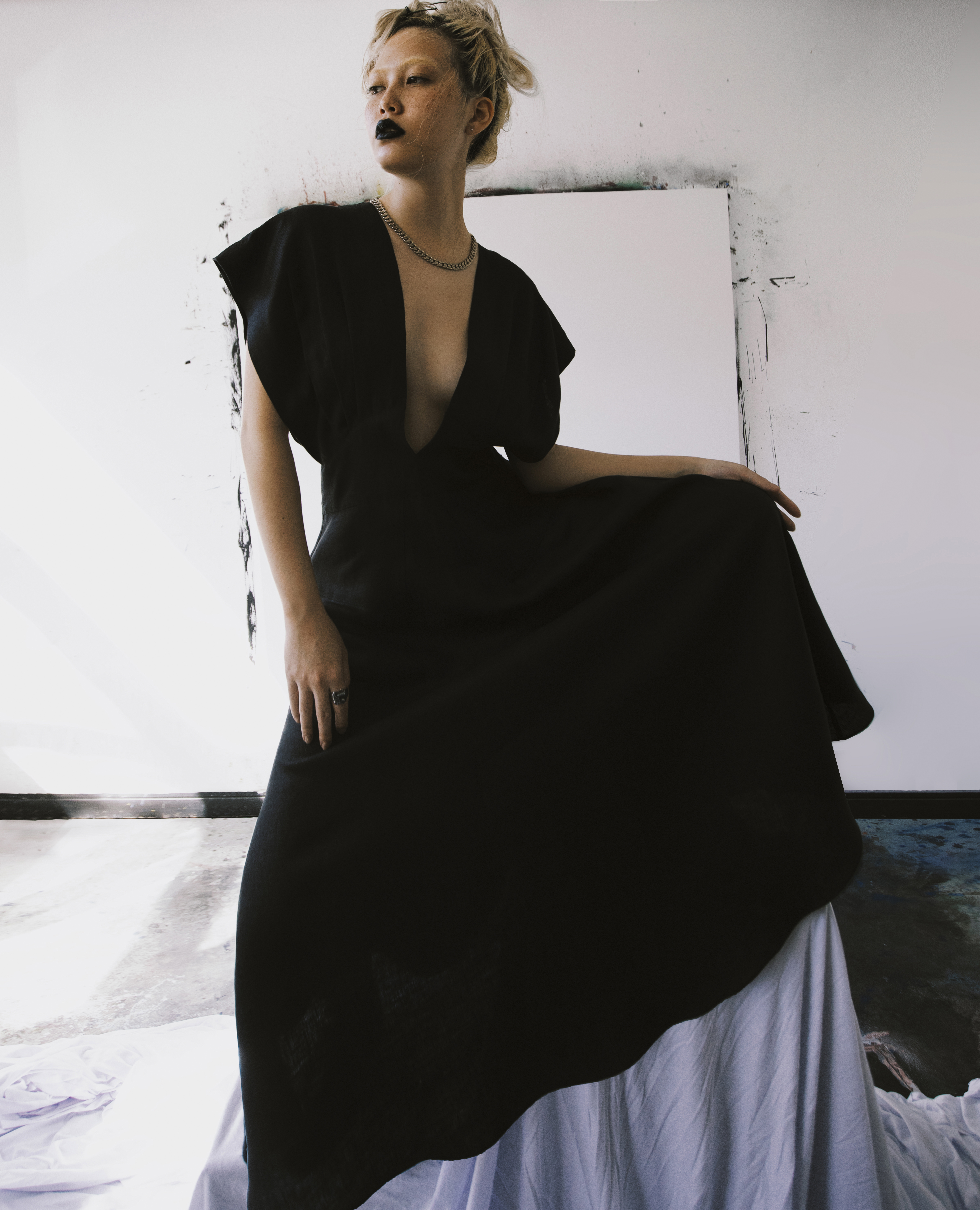 modelo vestindo macacão preto com fundo branco