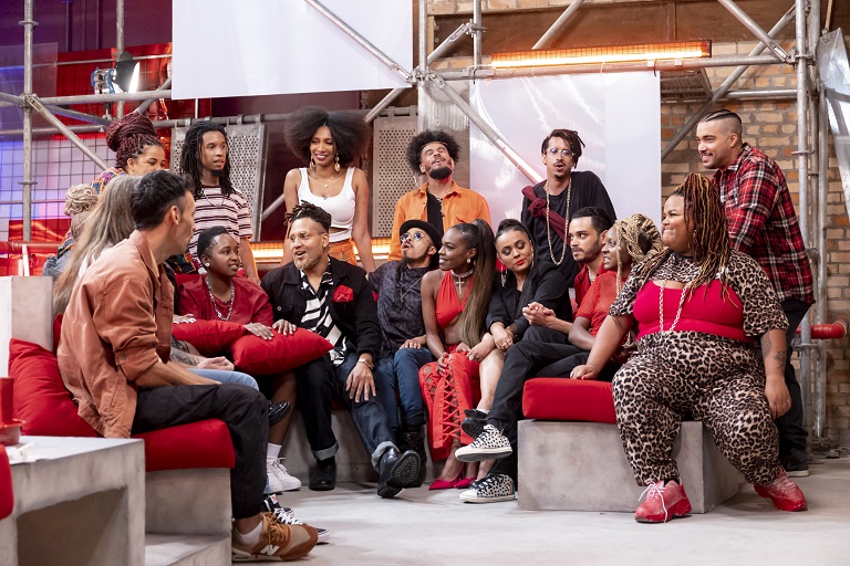 Sobe Junto: os quatro bondes em momento de interação com os jurados Froid (no centro, de blazer preto) e Thamirys Borsan (no canto, à direita), e o convidado especial do episódio, Nave (de camisa xadrez, à direita)