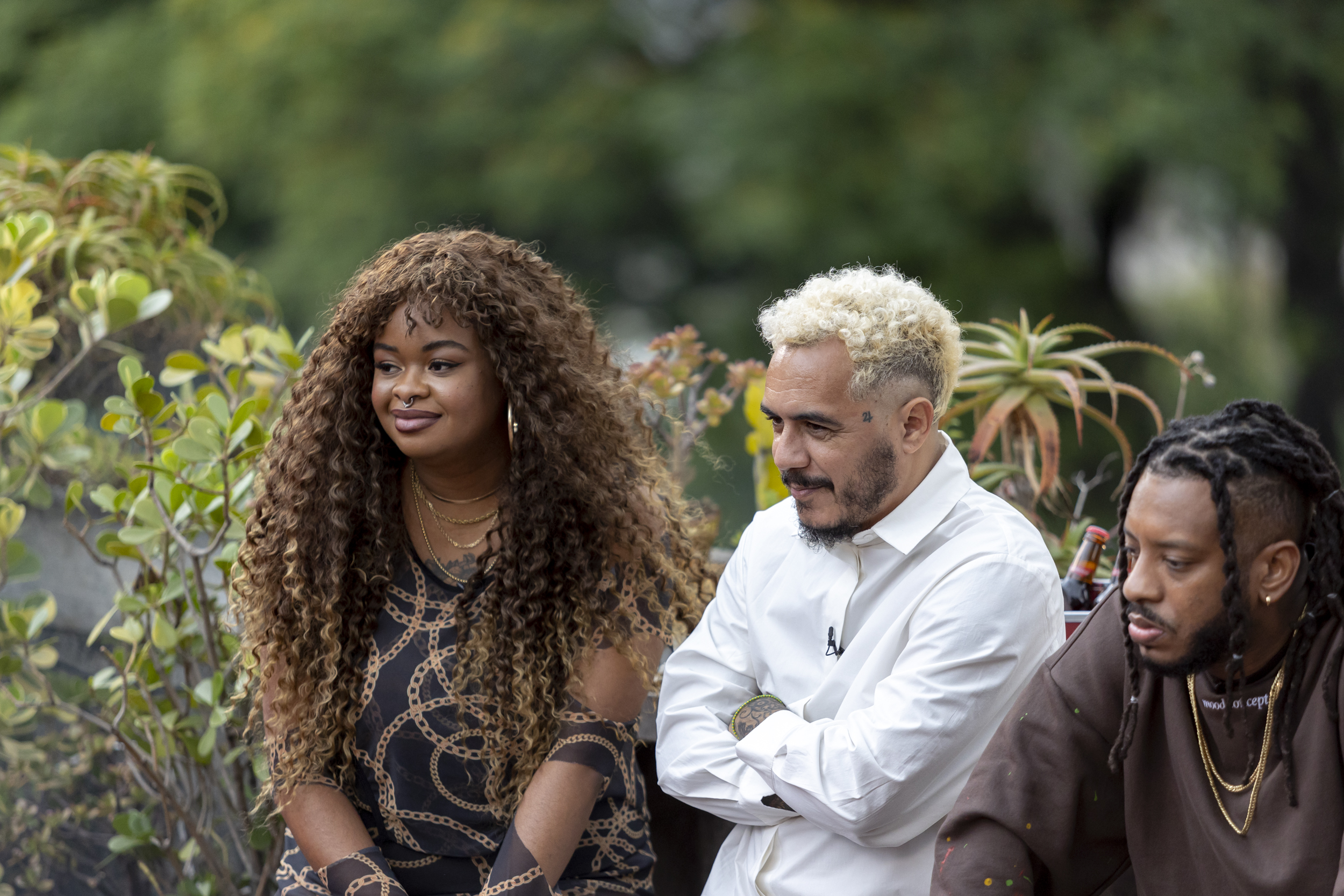 Tássia Reis, Marcelo D2 e BK assistem as apresentações dos bondes